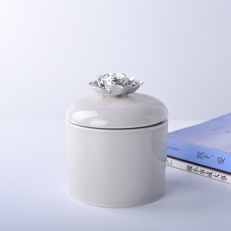 陶器の薔薇飾り付き トイレ収納ポット
