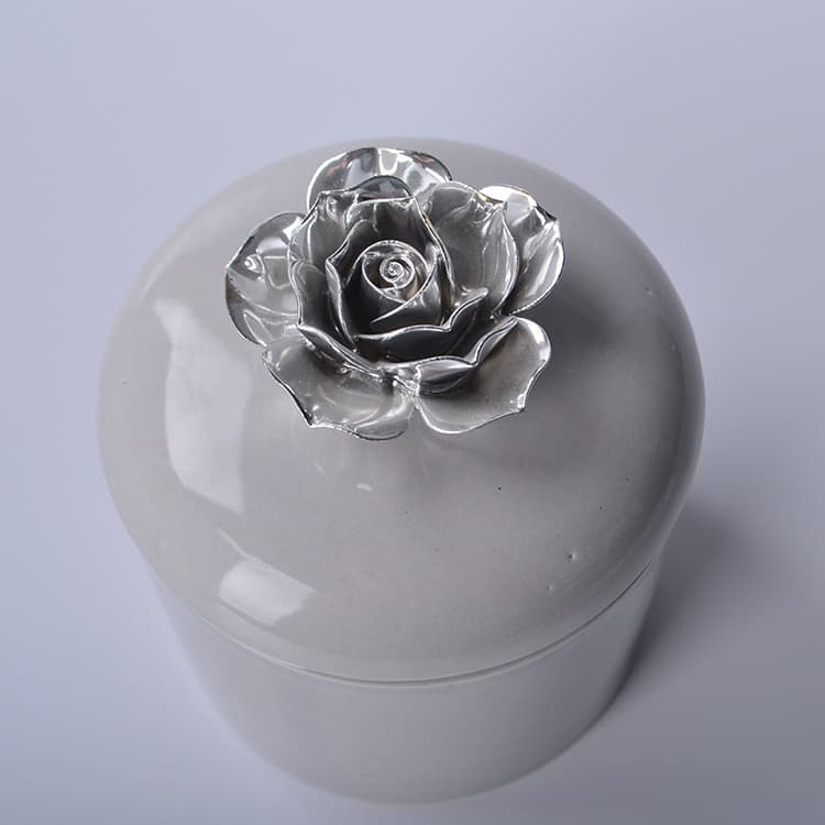 陶器の薔薇飾り付き トイレ収納ポット